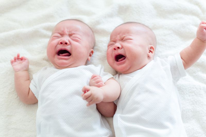 Comment gérer des jumeaux ou des triplés qui pleurent en même temps?